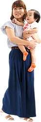 赤ちゃんを抱っこして散歩するカジュアルの母親2